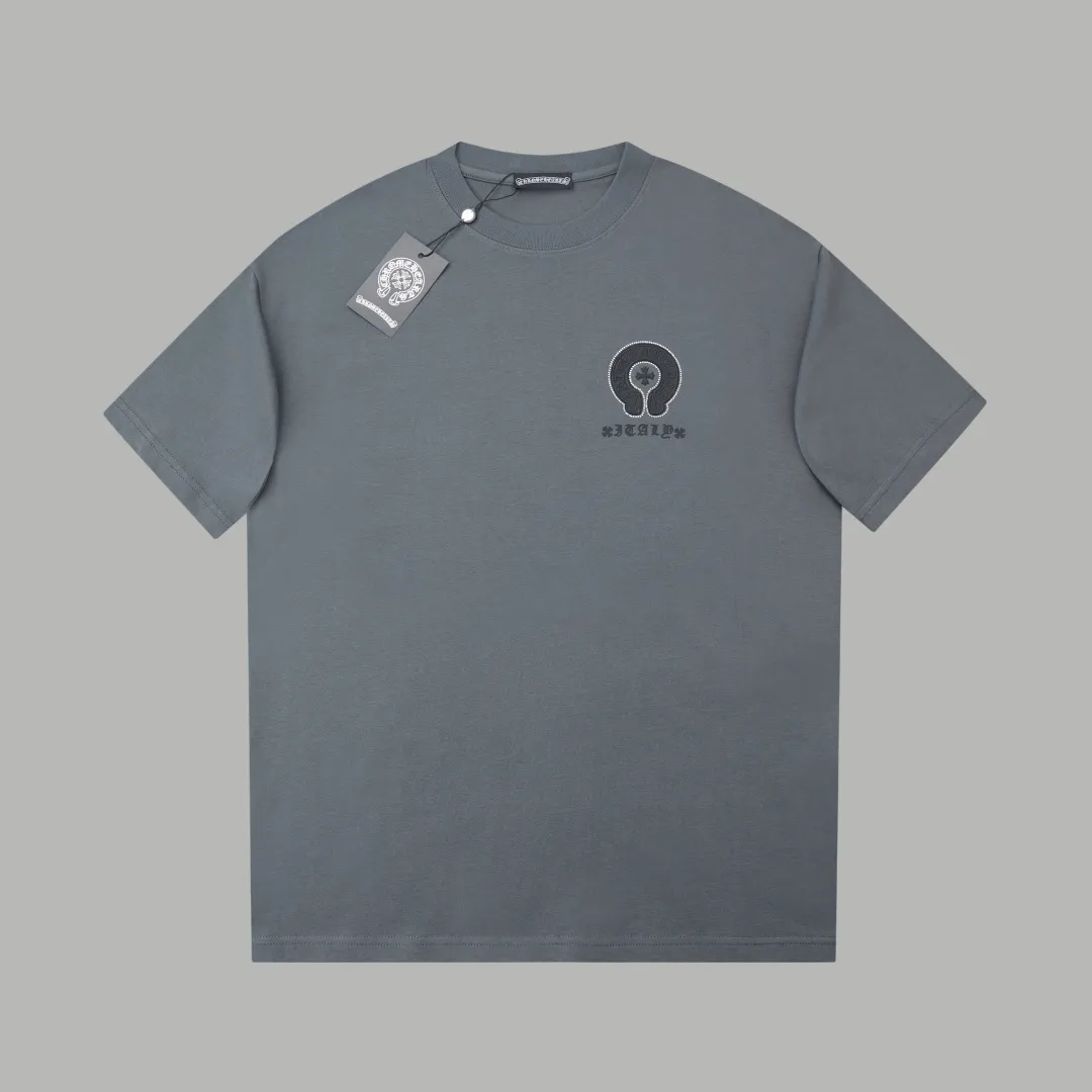 🅿️230 ✨CH✨🆕25SS spring and summer new style Crow Heart ✝ Rack logo leather label hot-drilled short sleeves Light luxury essential item for daily commuting for men and women Correct version Welcome to compare Detailed features · 260 grams of 100% pure cotton double yarn jersey fabric · Custom dyed in the same cylinder, special thickened 32 pieces of double-strand 1X1 thread · Double-needle stitching and cross-stitching technology · Original main mark, washed tag, brand moisture-proof paper packaging Color: white/black/purple/grey Size: S/M/L/XL